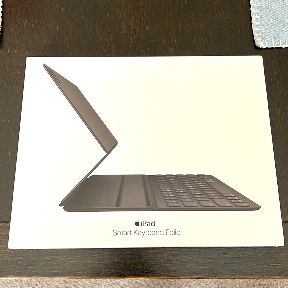 NIB ipad smart keyboard folio